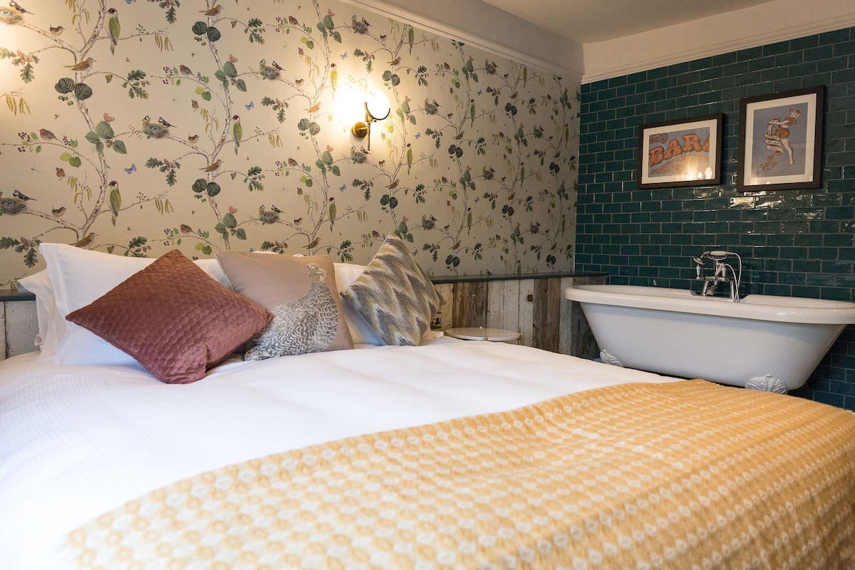 House Room | Egyptian cotton sheets, premium bedding, desk, laptop workspace