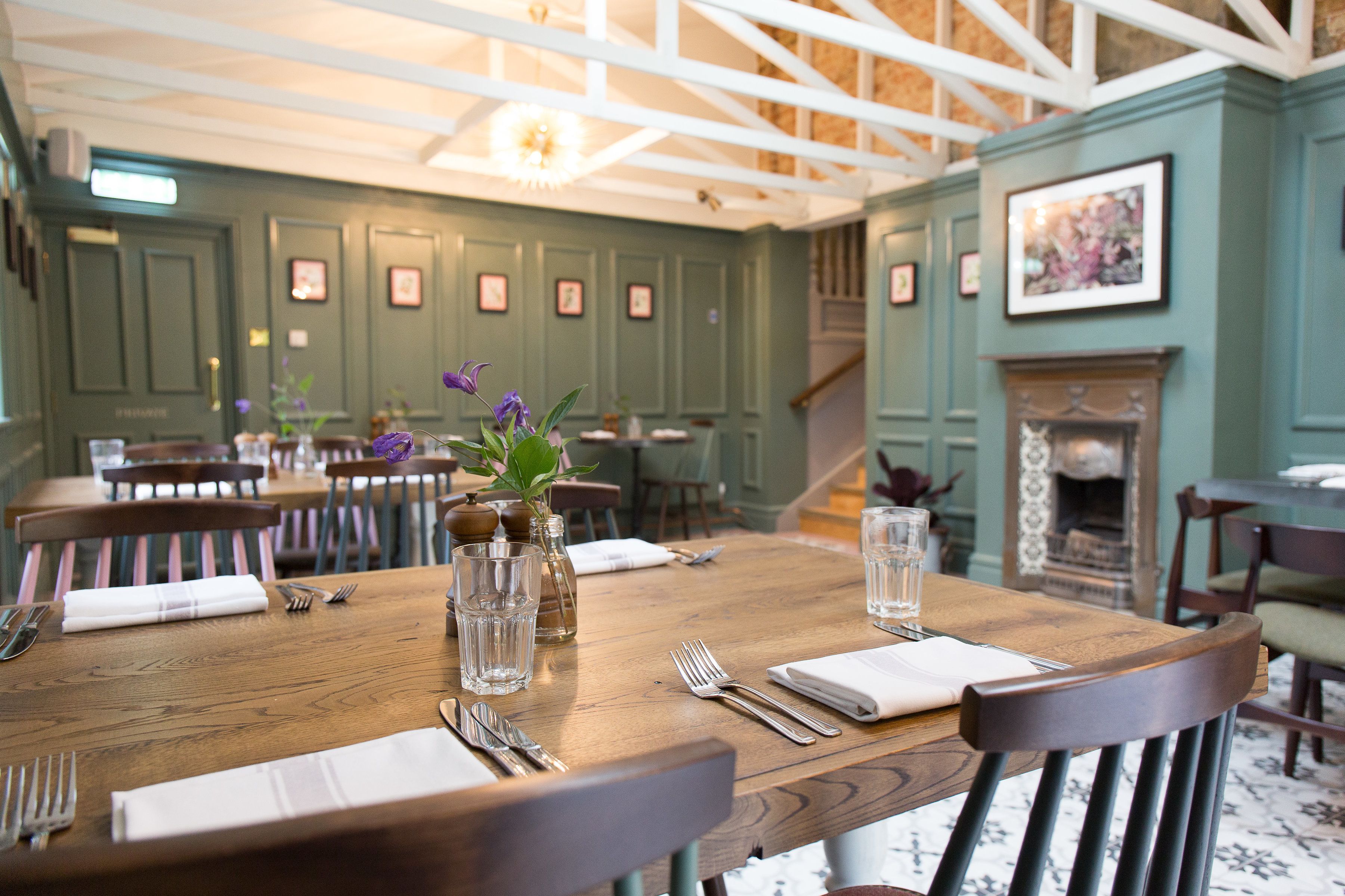 供应早餐、午餐和晚餐，英国菜