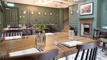 Aperto a colazione, pranzo e cena, cucina britannica