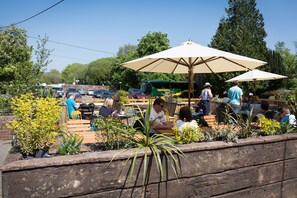 Breakfast, lunch and dinner served - The Dundas Arms (Hungerford)