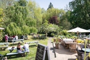 Property grounds - The Dundas Arms (Hungerford)
