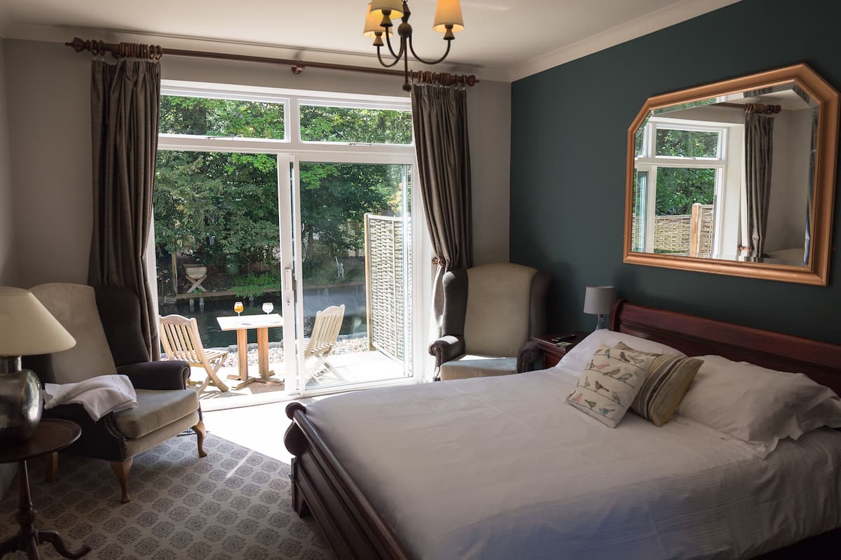 River Room | Egyptian cotton sheets, premium bedding, desk, laptop workspace