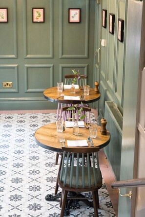 Breakfast, lunch and dinner served - The Dundas Arms (Hungerford)