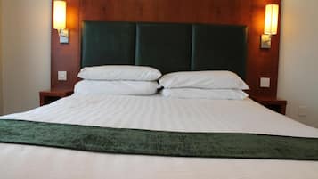 Luxe beddengoed, een bureau, een laptopwerkplek