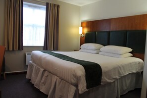 Premium bedding, desk, laptop workspace, blackout curtains - The Villa Express (Preston)