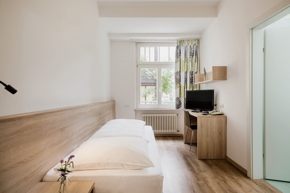 Basic Single Room | In-room safe, desk, soundproofing, free WiFi