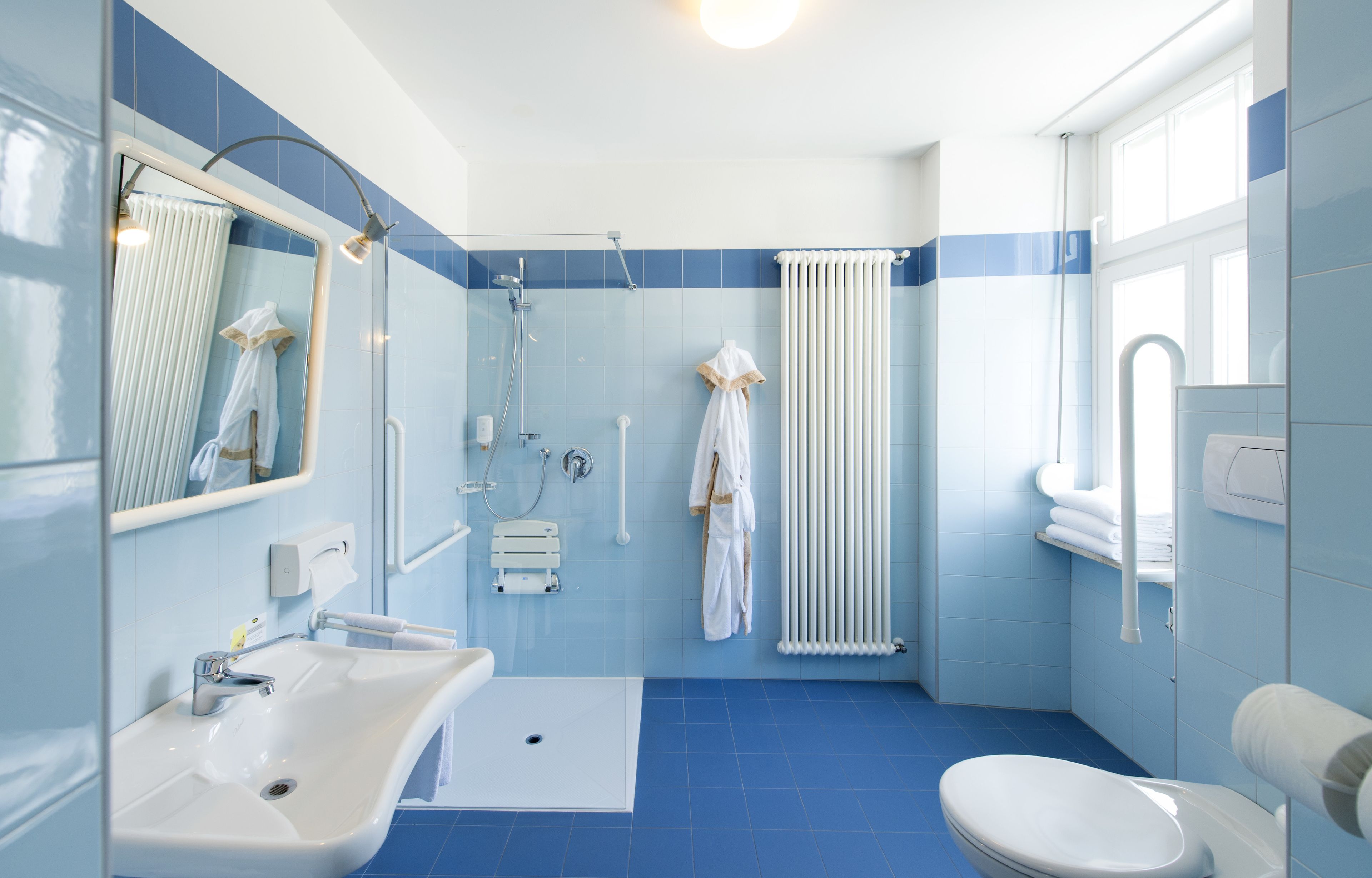 Ein modernes Badezimmer mit Waschbecken, Toilette und Dusche.