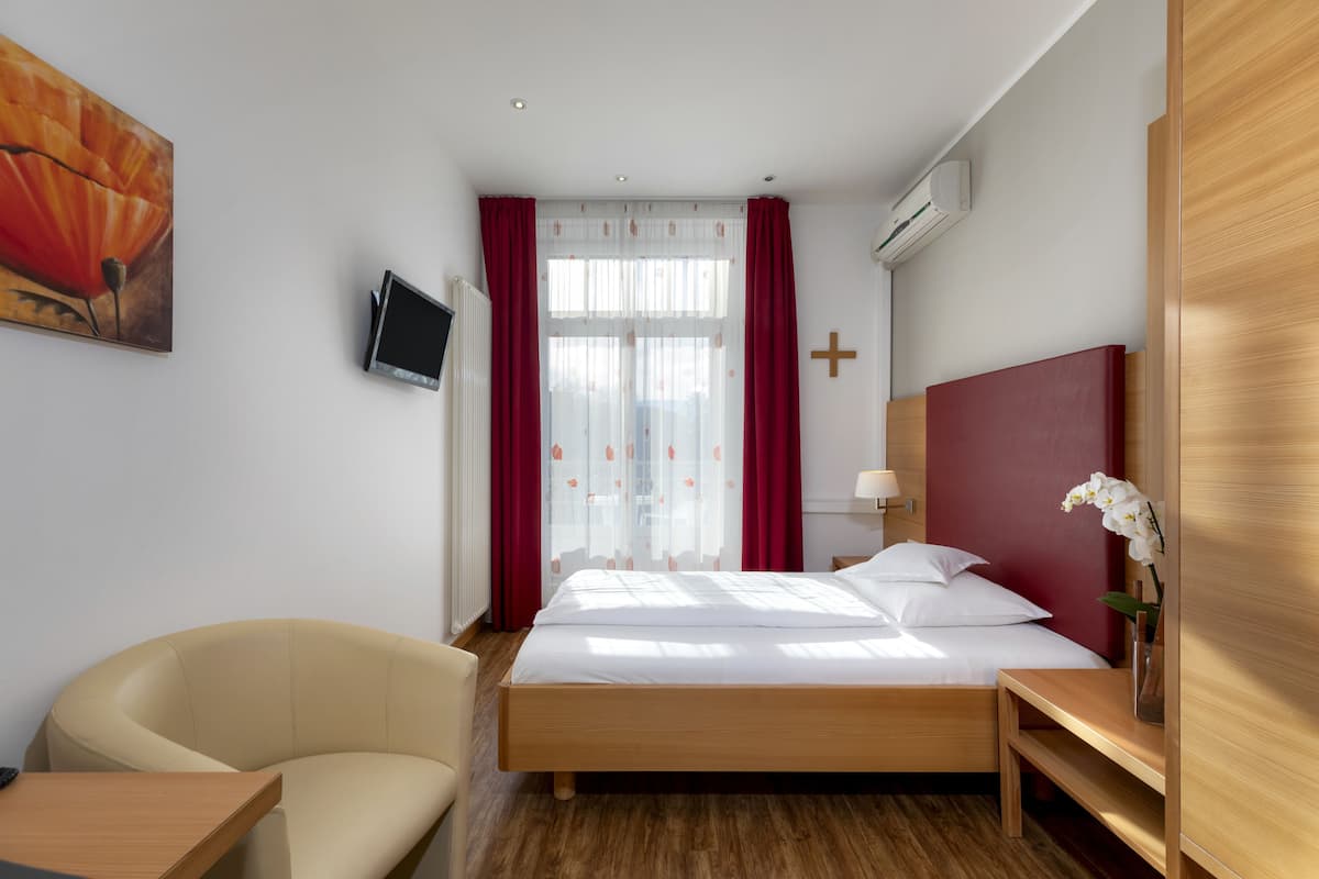 Single Room | In-room safe, desk, soundproofing, free WiFi