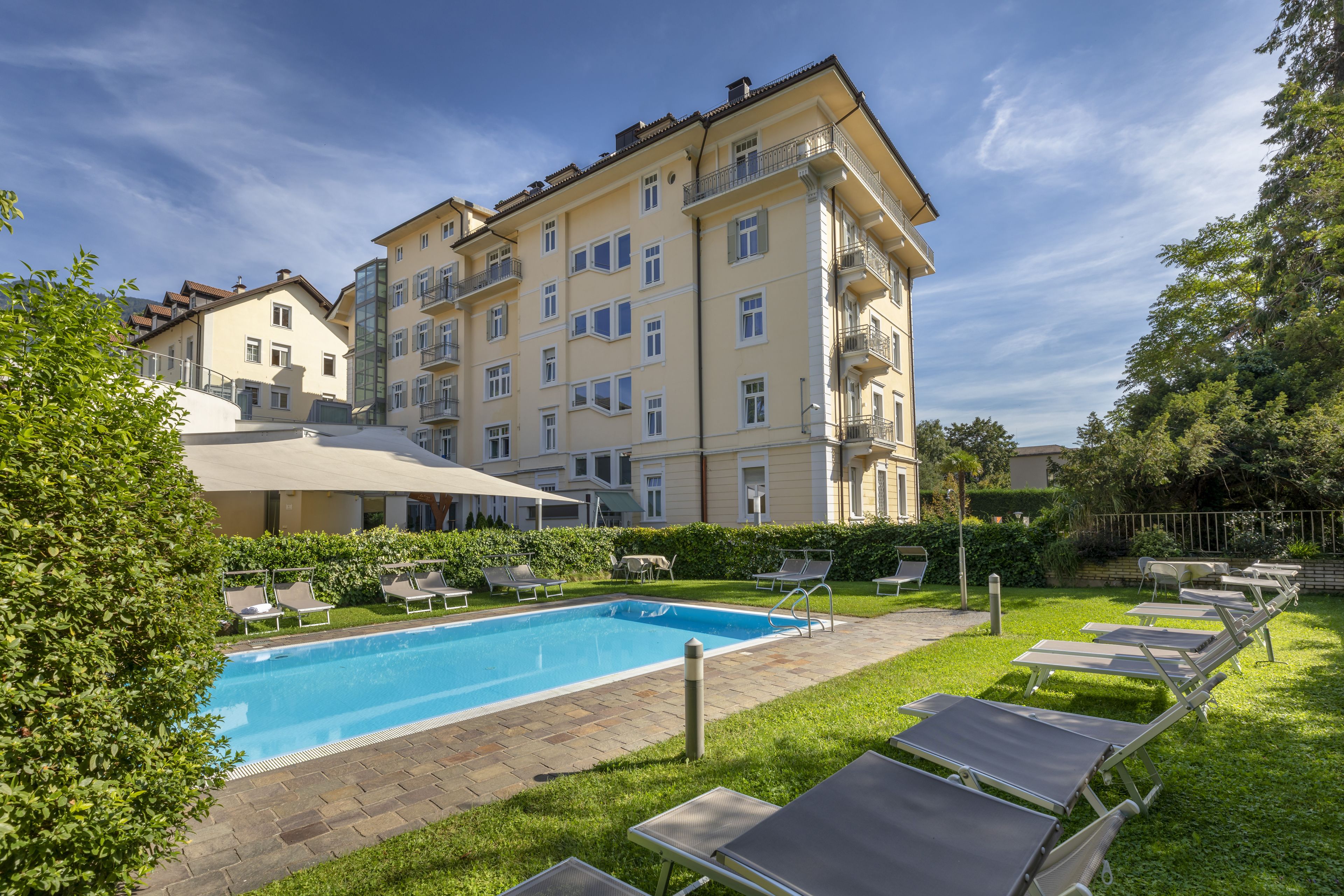 seasonal outdoor pool, open 7:30 am to 8:00 pm, pool umbrellas