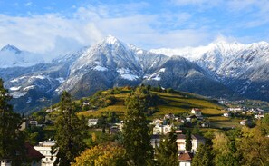 A mountainous landscape with a village nestled in the valley. - Hotel Kolping Meran (Merano)