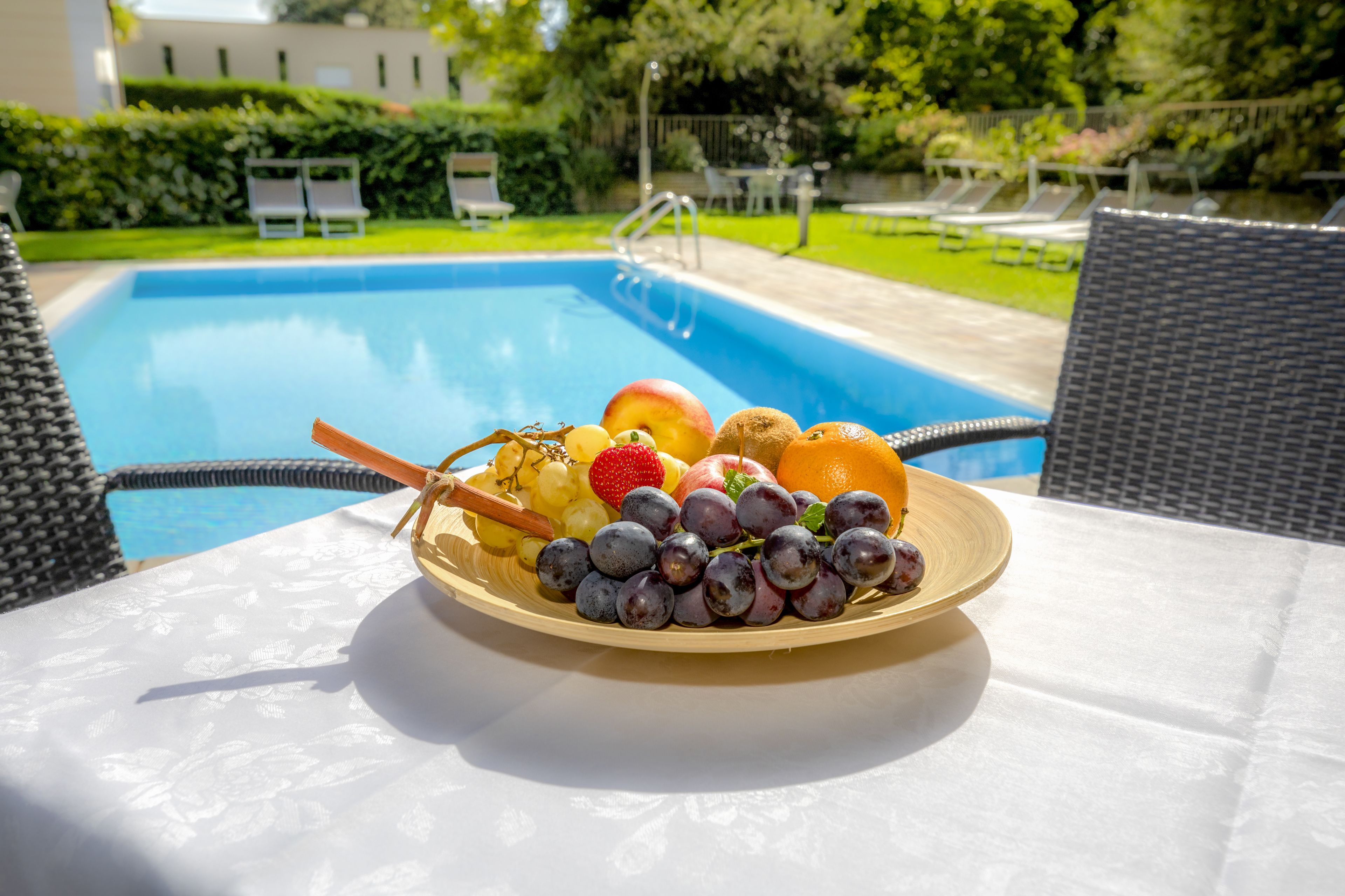 시즌별로 운영되는 야외 수영장, 07:30 ~ 20:00 오픈, 수영장 파라솔, 일광욕 의자