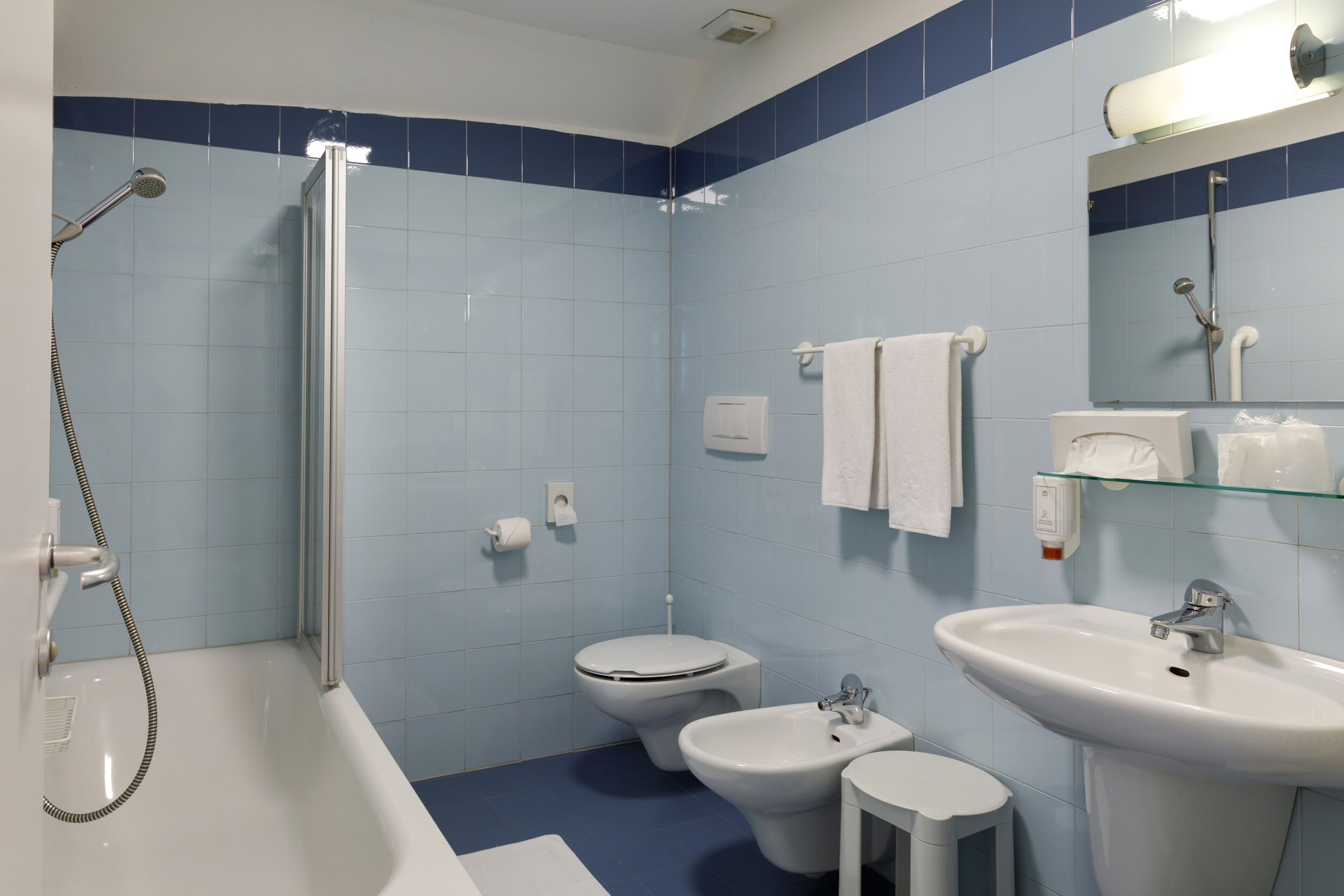 Un baño con bañera, ducha, inodoro y lavabo.