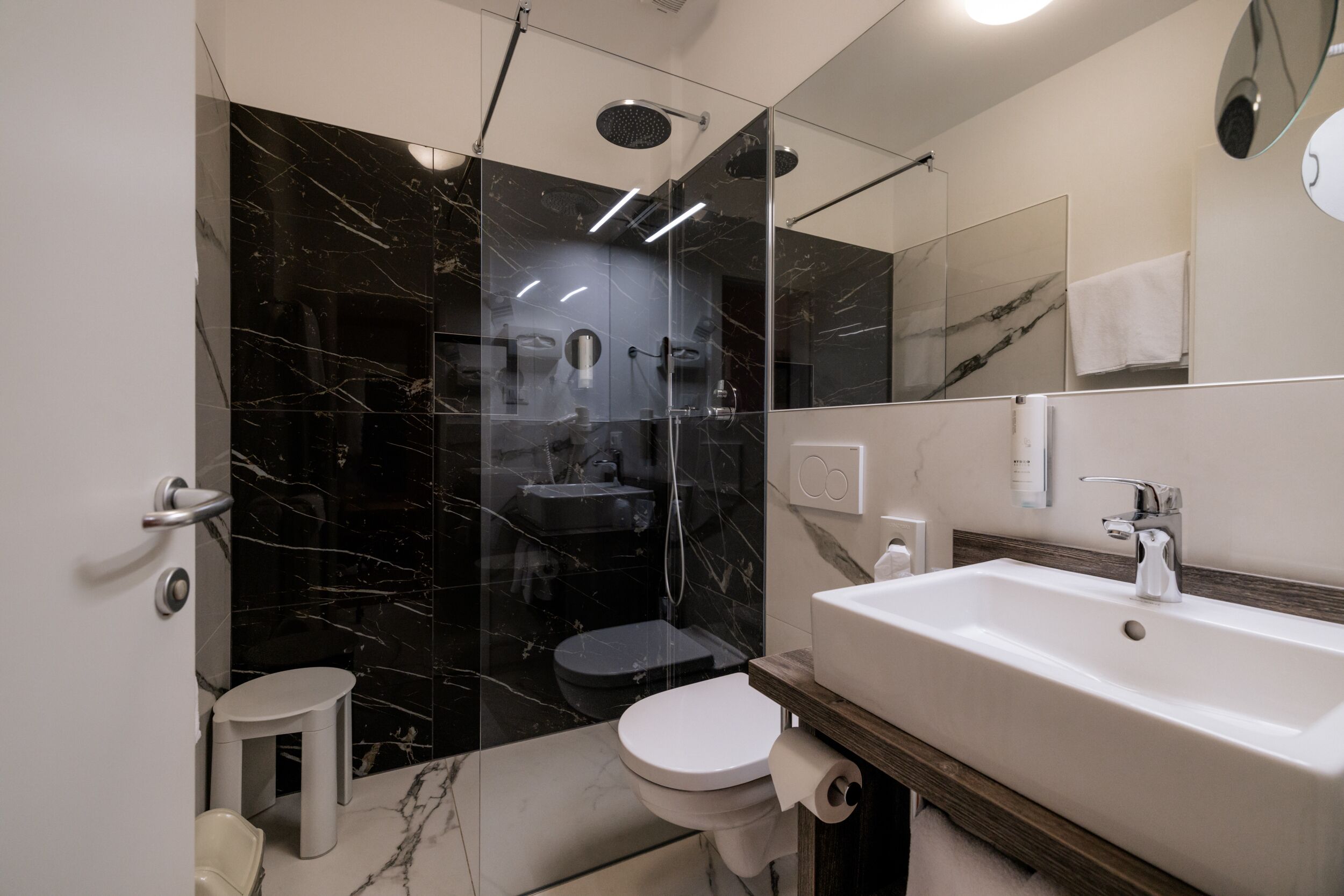 deep-soaking bathtub, towels