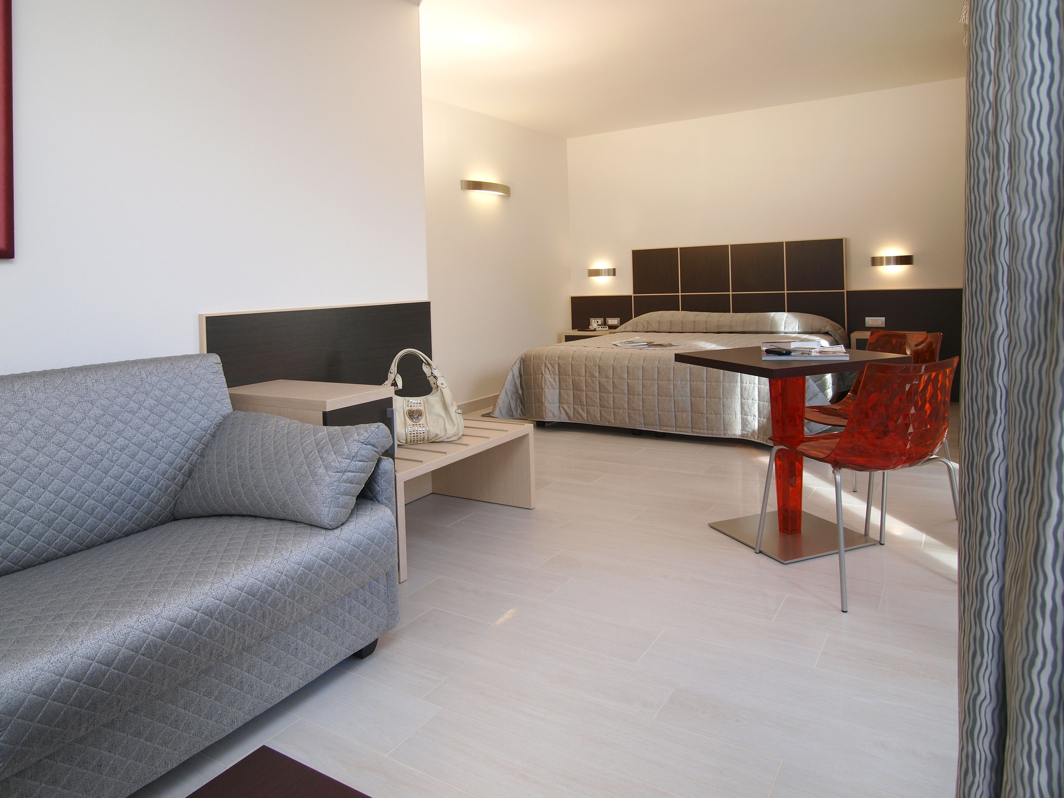 junior suite | minibar, in-room safe, desk, cots/infant beds