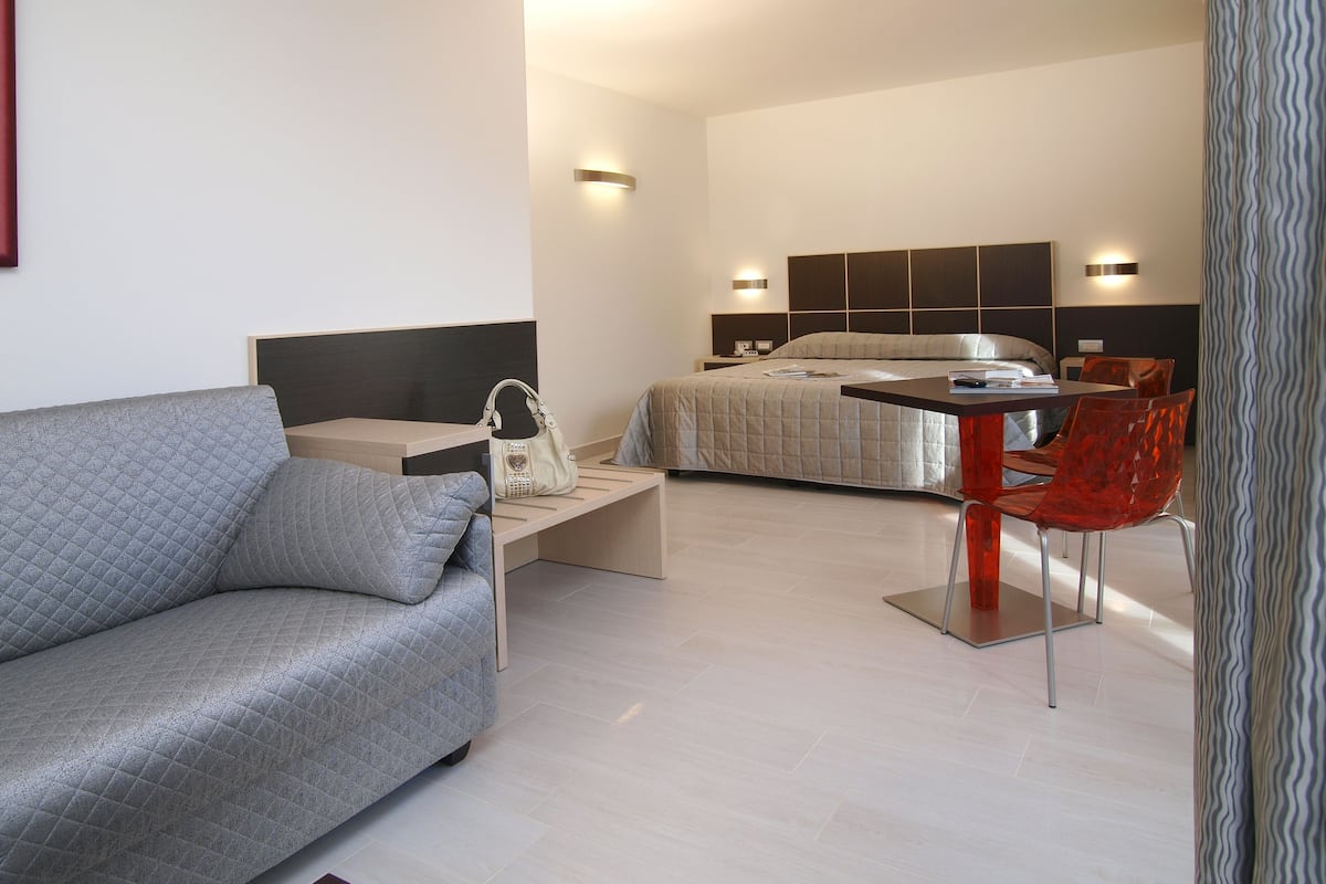 junior suite | minibar, in-room safe, desk, cots/infant beds