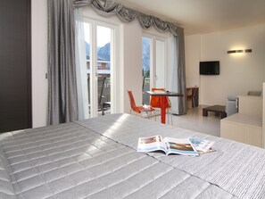 Junior Suite | Minibar, in-room safe, desk, cots/infant beds - Hotel Garnì Corallo (Nago-Torbole)