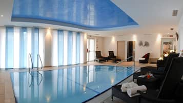 Piscina coperta, lettini