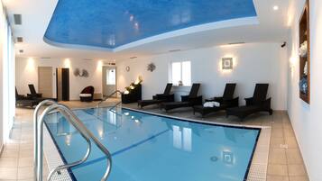 Indoor pool, sun loungers