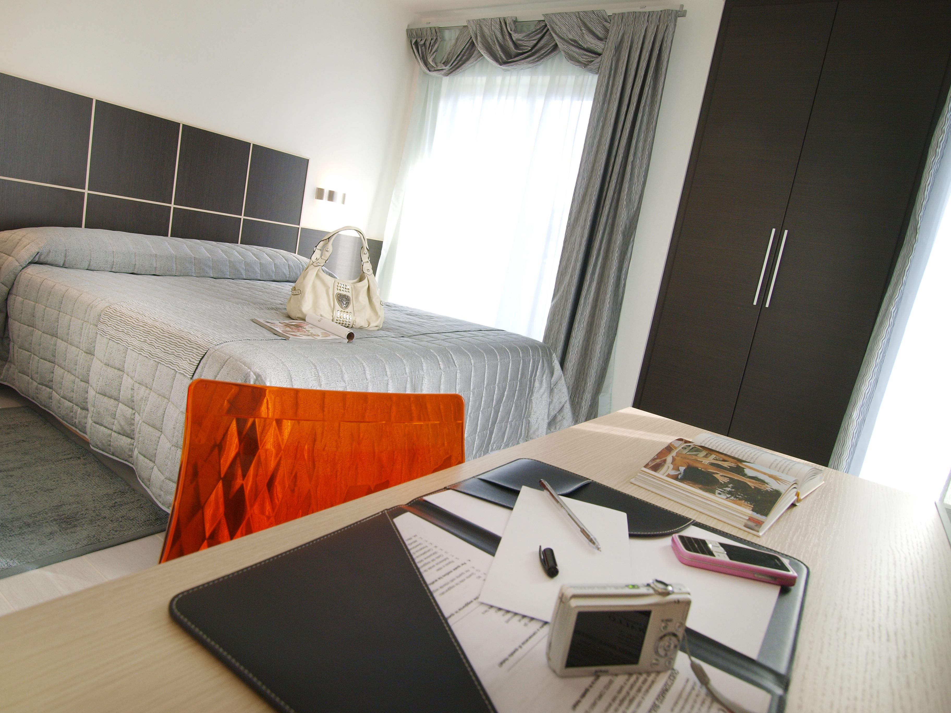 standard double or twin room | minibar, in-room safe, desk, cots/infant beds