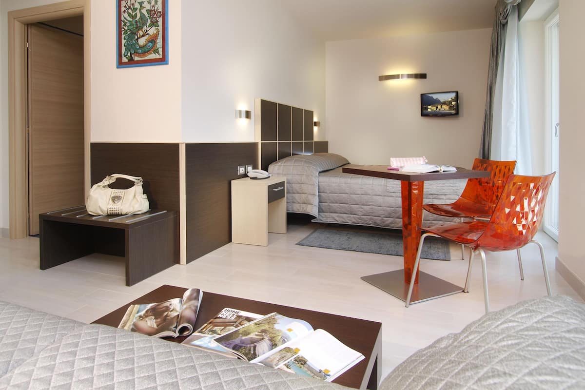 junior suite | minibar, in-room safe, desk, cots/infant beds