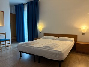 Phòng, nhiều giường, ban công | Bộ đồ giường cao cấp, chăn bông, két bảo mật tại phòng, bàn 