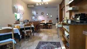 بوفيه فطور مجانًا يوميًا