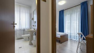 Doppelzimmer, Balkon (external bathroom) | Hochwertige Bettwaren, Daunenbettdecken, Zimmersafe, Schreibtisch