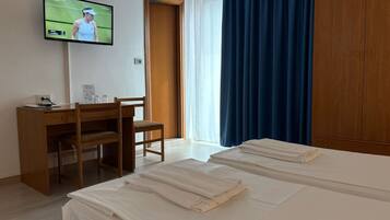 Zimmer, 2 Einzelbetten, Balkon | Hochwertige Bettwaren, Daunenbettdecken, Zimmersafe, Schreibtisch