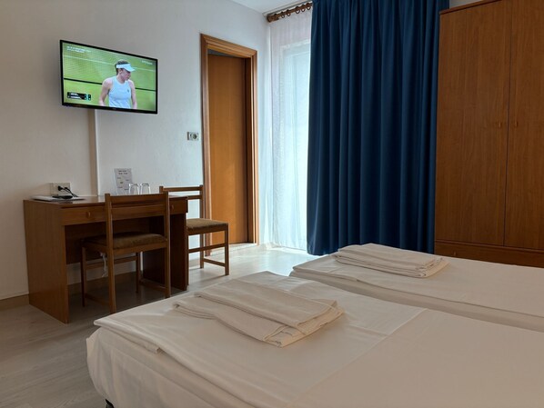 أغطية فراش متميزة وألحفة محشوة بالريش وخزنة داخل الغرفة ومكتب