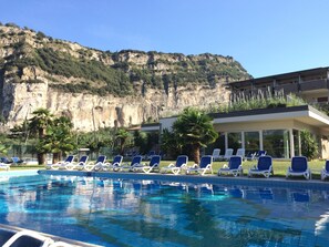 Innenpool, Außenpool (je nach Saison geöffnet), Liegestühle