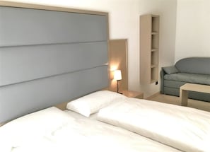 Vierbettzimmer, Balkon | Zimmersafe, Schreibtisch, schallisolierte Zimmer, kostenloses WLAN