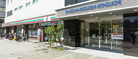 Un edificio con un letrero que dice "Sangonin Shizuoka Kitaguchi".