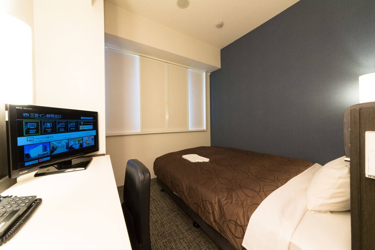 standard double room, smoking | desk, blackout curtains, iron/ironing board, free wifi