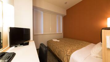 Een bureau, een strijkplank/strijkijzer, gratis wifi, beddengoed