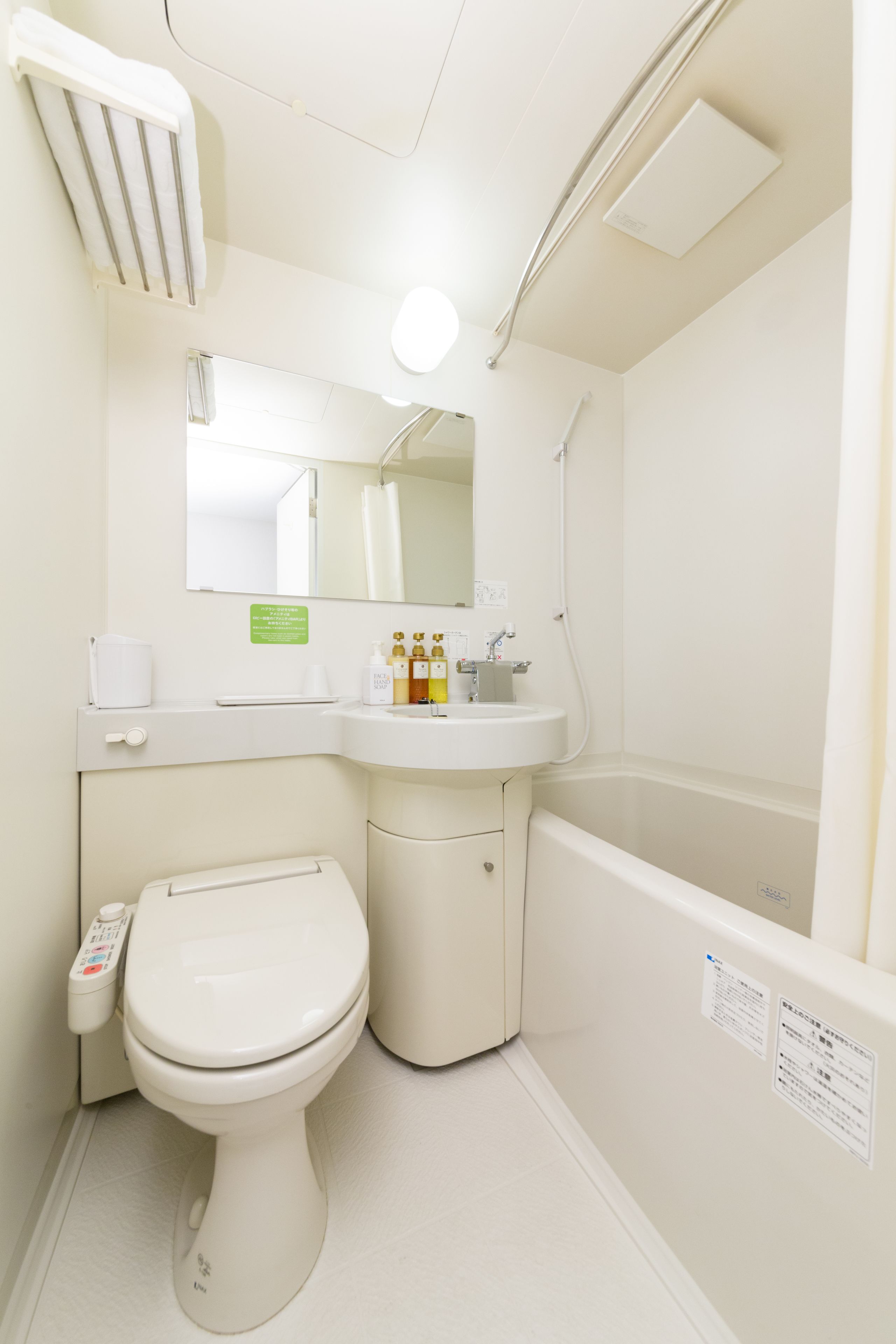 combined shower/bathtub, deep-soaking bathtub, free toiletries