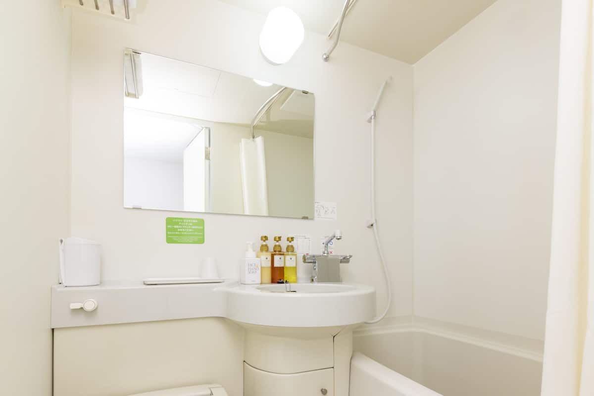 combined shower/bathtub, deep-soaking bathtub, free toiletries