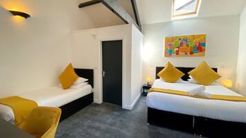 Escritorio, sistema de insonorización, wifi gratis y ropa de cama