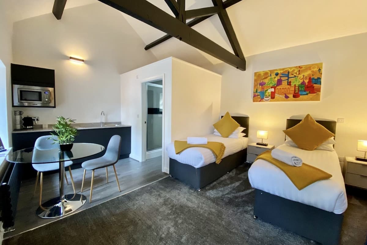 deluxe double or twin room | desk, soundproofing, free wifi, bed sheets