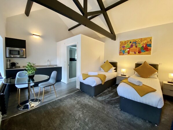 华丽双人房或双床房 | 办公桌、隔音、免费 WiFi、床单