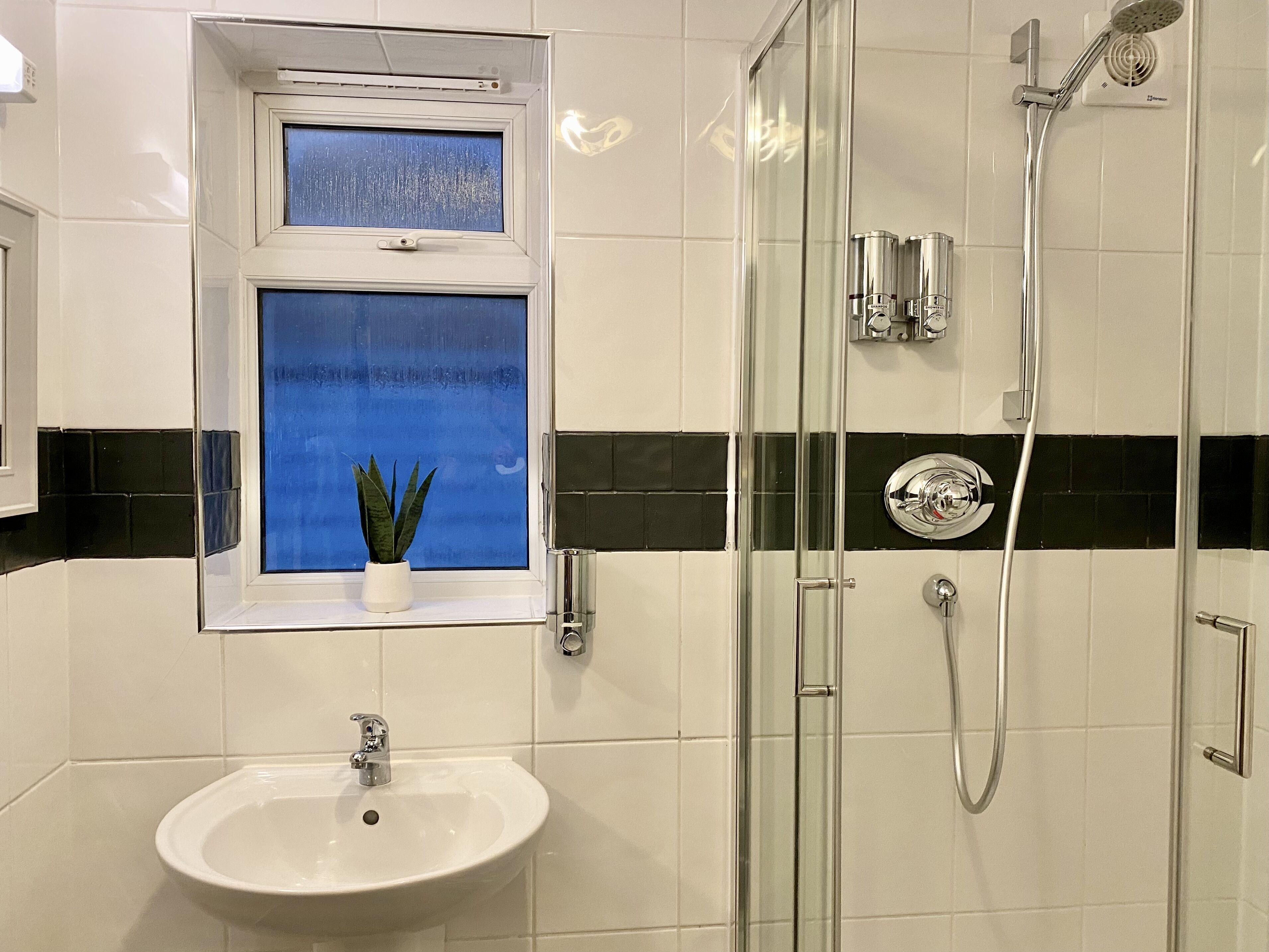 desk, soundproofing, free wifi, bed sheets