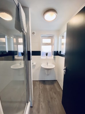 Deluxe-Doppel- oder -Zweibettzimmer | Badezimmer | Kostenlose Toilettenartikel, Haartrockner, Handtücher
