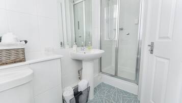 Double Room | Bathroom shower