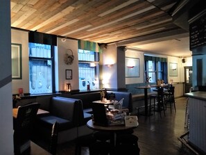 Bar (on property) - The Royal Hotel and Bar (Lancaster)