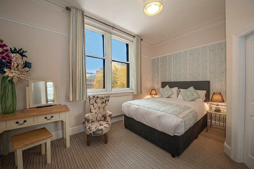 مكتب ومكواة/لوح كي وواي فاي مجانًا