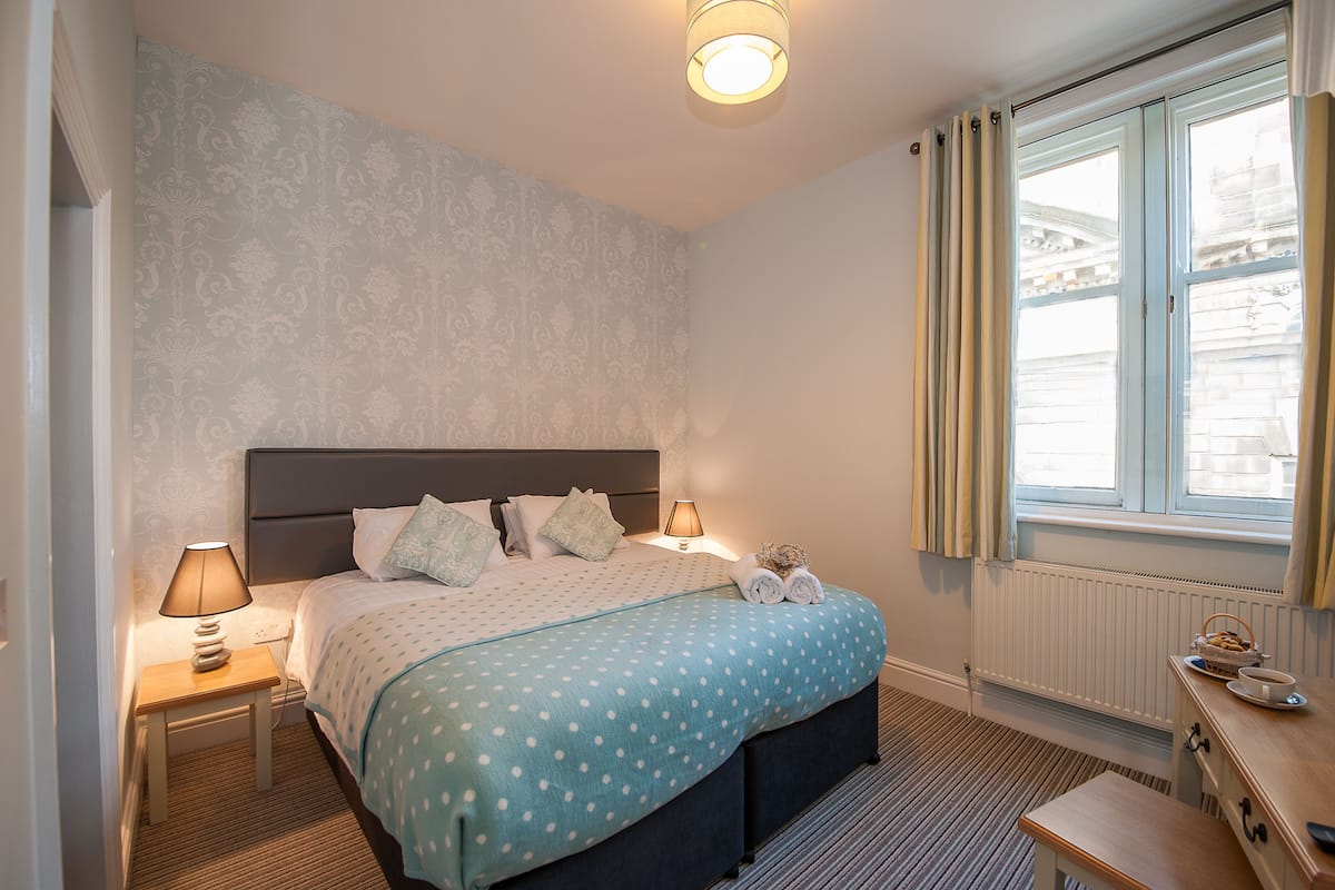 Double or Twin Room | Desk, iron/ironing board (on request), WiFi (free)