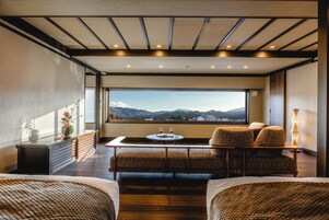 Suite de lujo | Minibar con artículos gratuitos, caja fuerte, wifi gratis