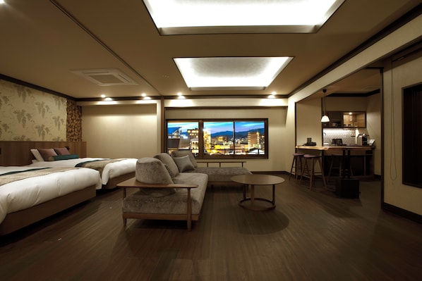 Minibar con artículos gratuitos y caja de seguridad en la habitación