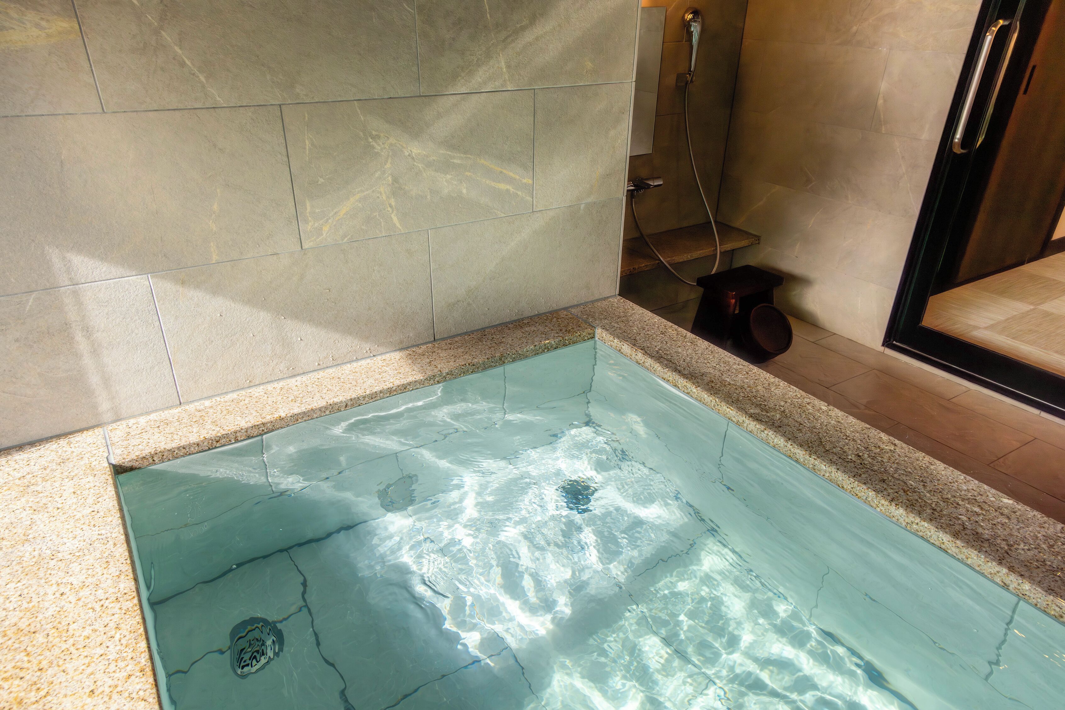 ジュニア ルーム | バスルーム | 個別の浴槽とシャワー、深めの浴槽、バスアメニティ (無料)、ヘアドライヤー