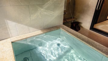 ジュニア ルーム | バスルーム | 個別の浴槽とシャワー、深めの浴槽、バスアメニティ (無料)、ヘアドライヤー