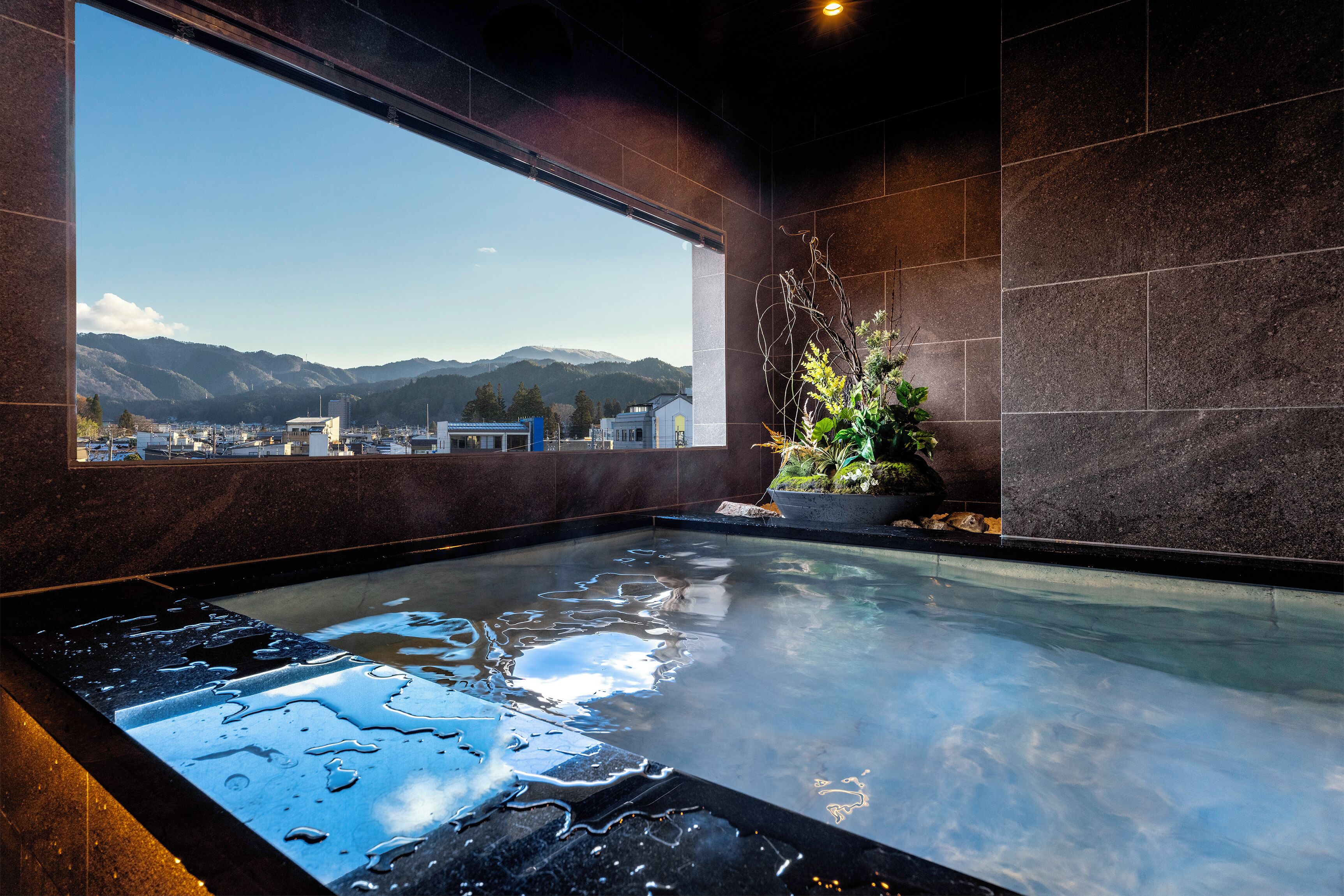 Un bain à remous avec vue sur les montagnes et sur le paysage urbain.